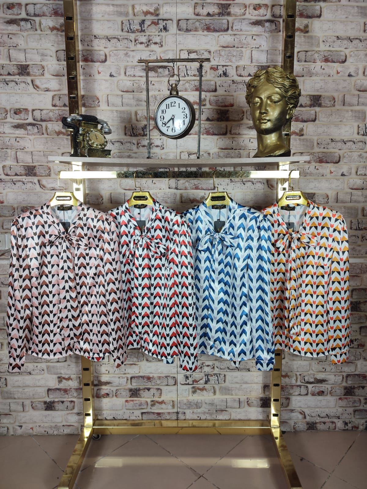 Saten Yakalı Yön Desen Bluz