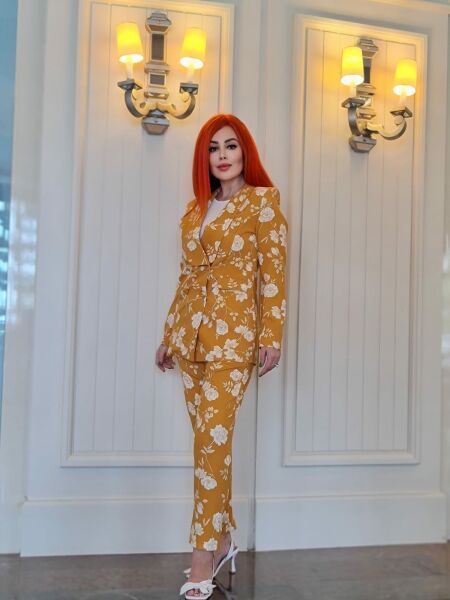 Double Beyaz Çiçek Desen 4 Düğmeli Ceket